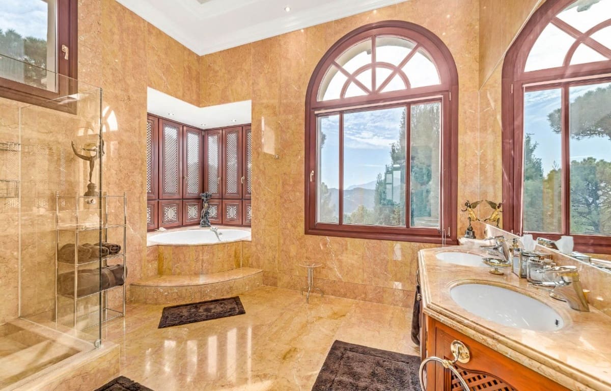8 bedroom Villa for sale in La Zagaleta with garage - € 5,850,000 (Ref: 8609469)