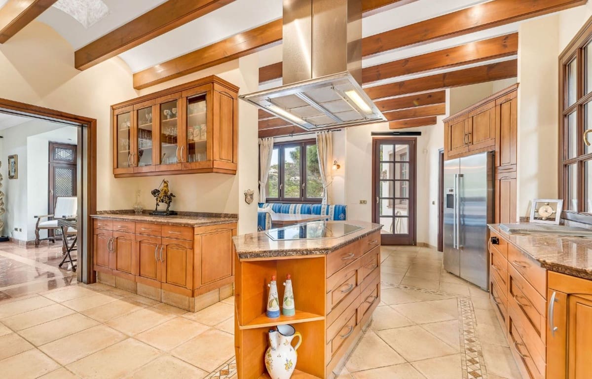 8 bedroom Villa for sale in La Zagaleta with garage - € 5,850,000 (Ref: 8609469)