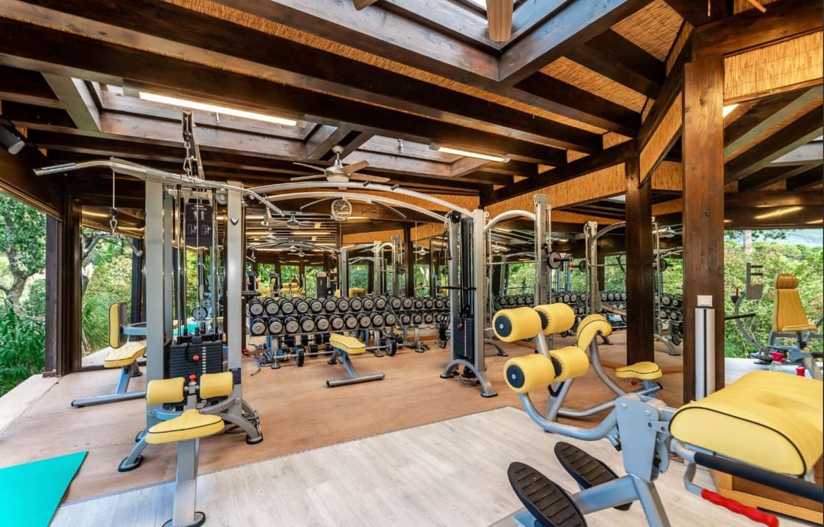 8 bedroom Villa for sale in La Zagaleta with garage - € 5,850,000 (Ref: 8609469)