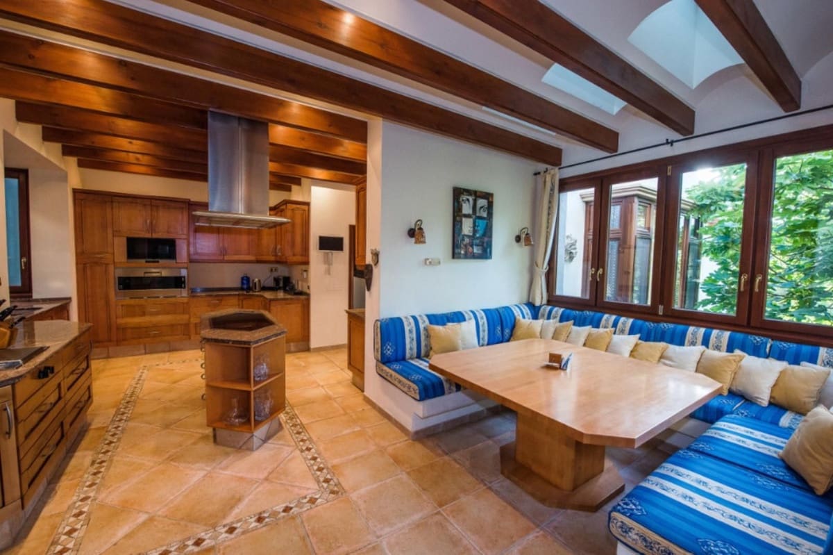 8 bedroom Villa for sale in La Zagaleta with garage - € 5,850,000 (Ref: 8609469)