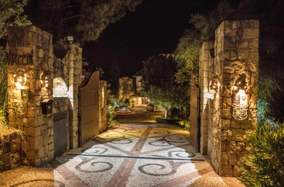 8 bedroom Villa for sale in La Zagaleta with garage - € 5,850,000 (Ref: 8609469)