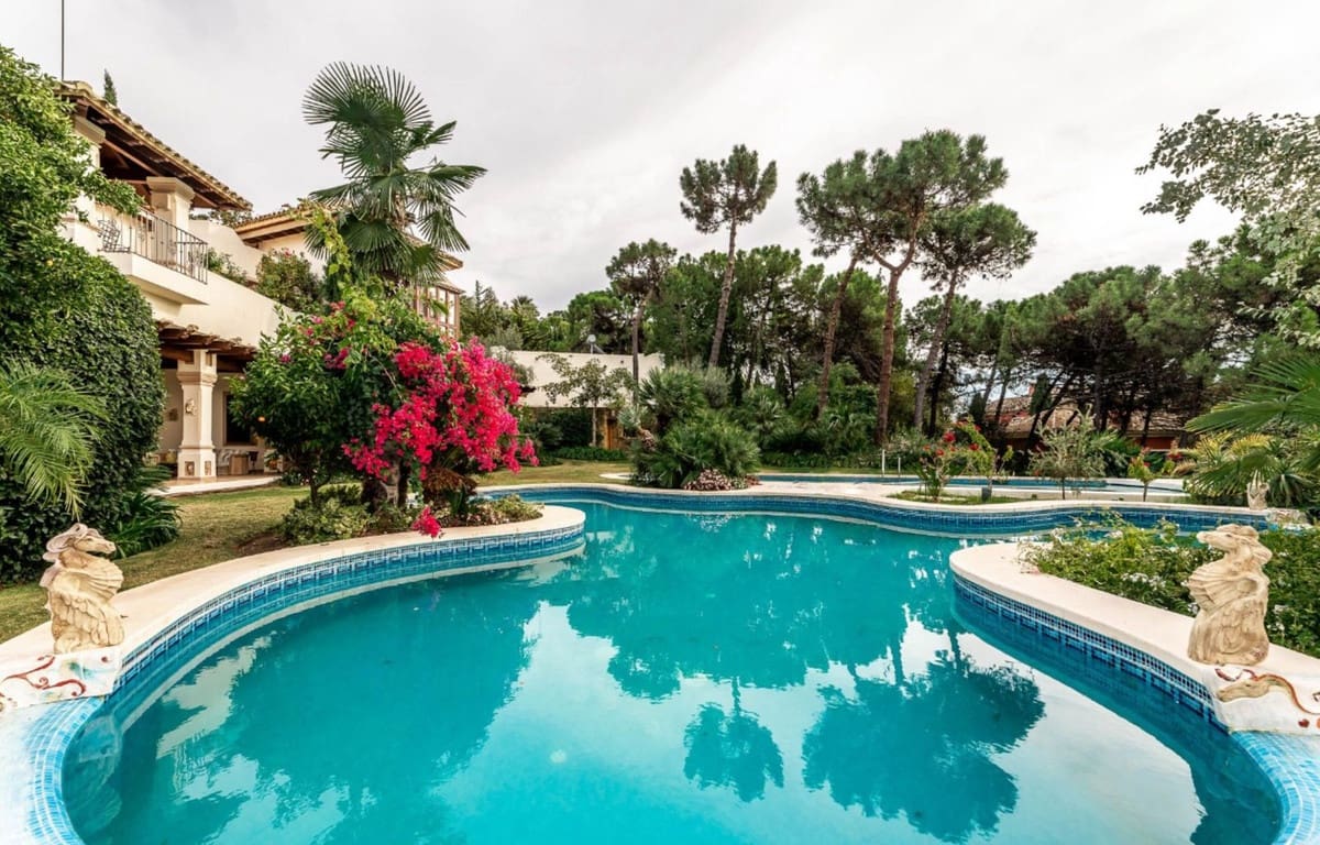 8 bedroom Villa for sale in La Zagaleta with garage - € 5,850,000 (Ref: 8609469)