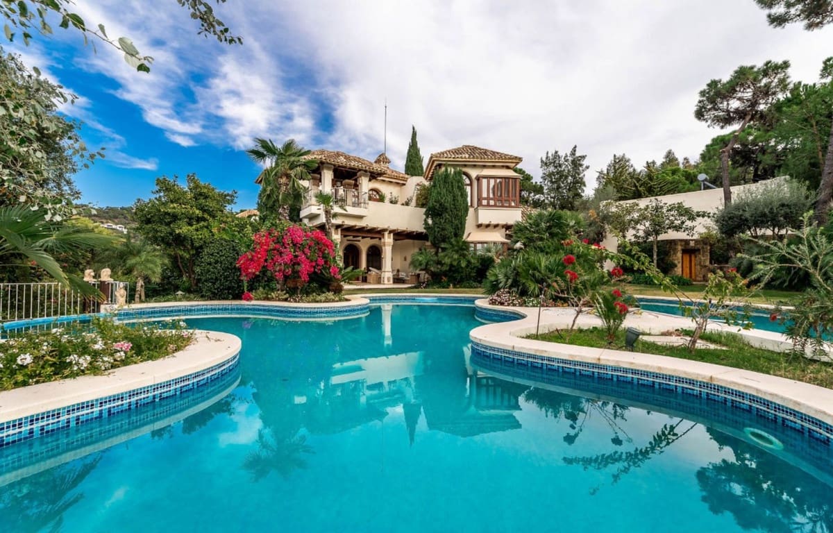 8 bedroom Villa for sale in La Zagaleta with garage - € 5,850,000 (Ref: 8609469)