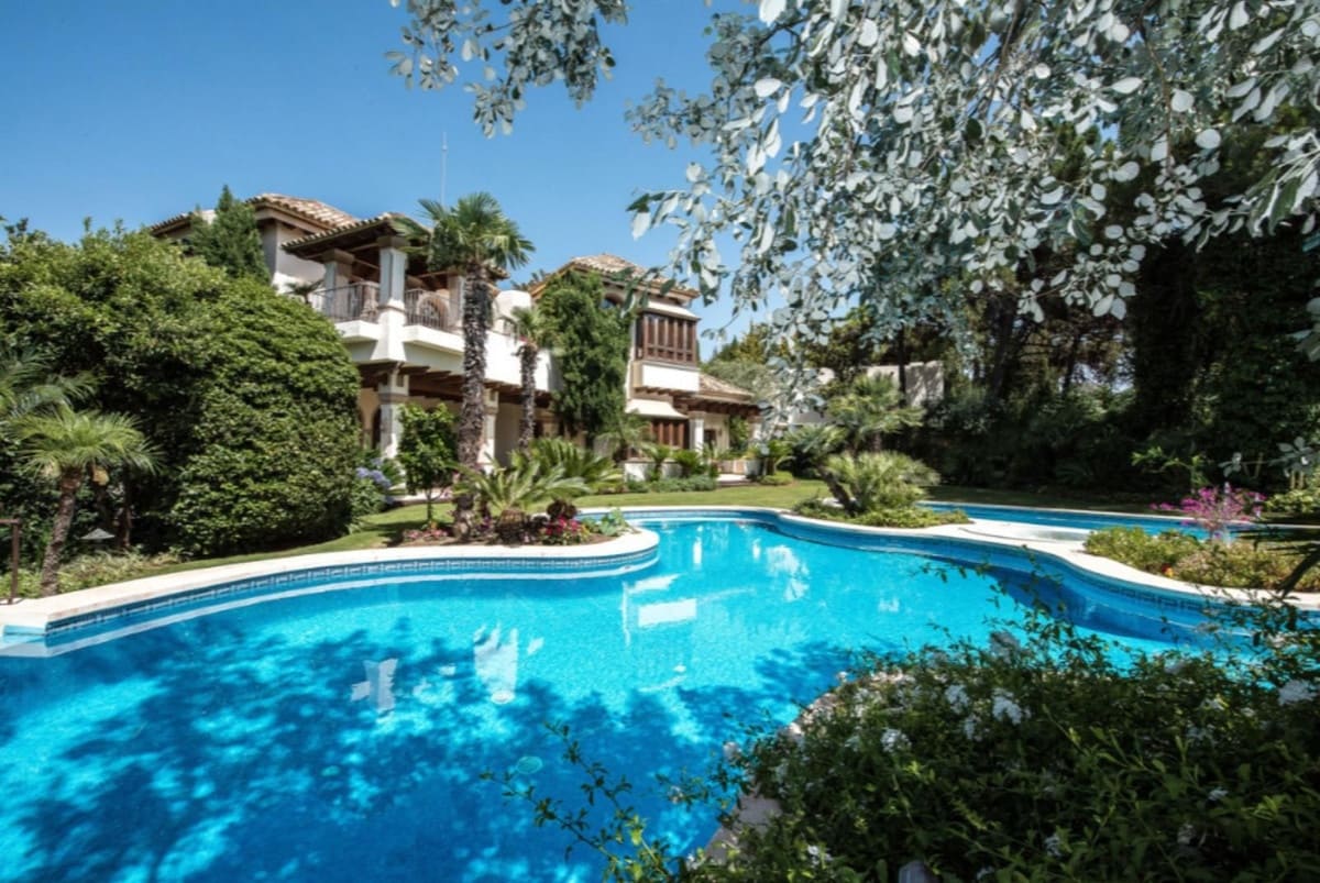 8 bedroom Villa for sale in La Zagaleta with garage - € 5,850,000 (Ref: 8609469)