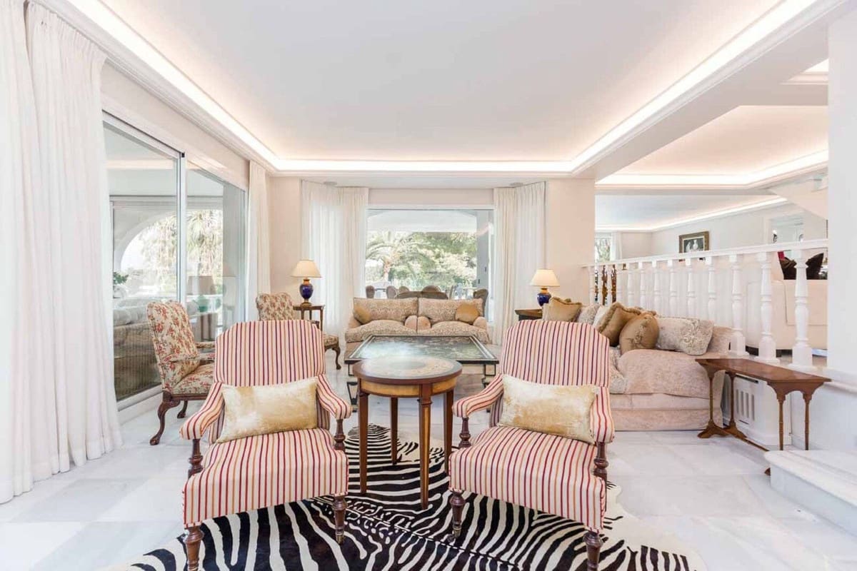 6 sypialnia Willa na sprzedaż w Rio Real z basenem garażem - 2 890 000 € (Ref: 8611373)