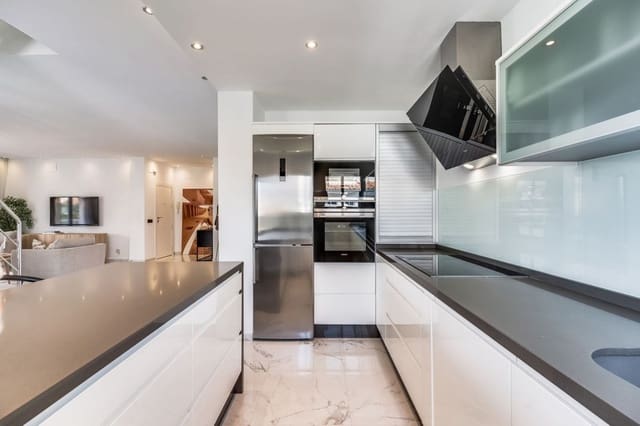 3 soveværelse Penthouse til salg i Puerto Banus, Marbella med swimmingpool garage - € 1.695.000 (Ref: 8913320)