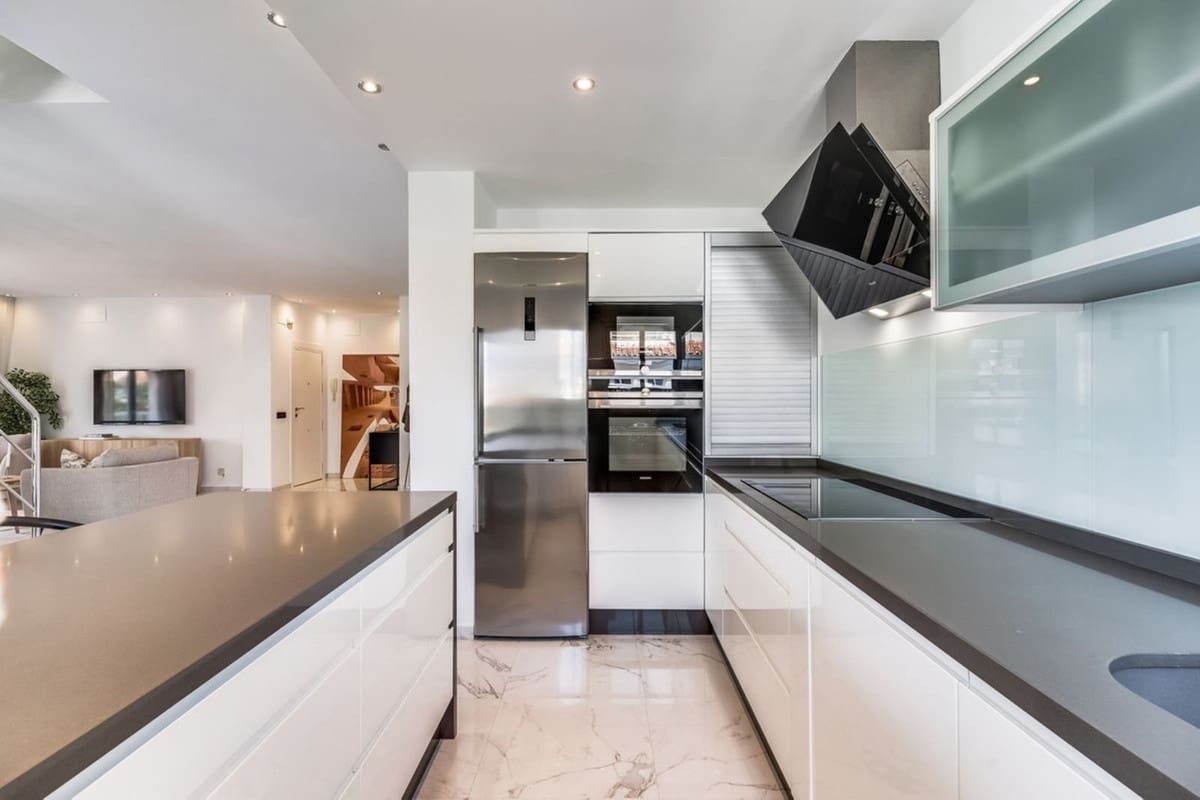 3 Zimmer Penthouse zu verkaufen in Puerto Banus mit Pool Garage - 1.595.000 € (Ref: 8913320)