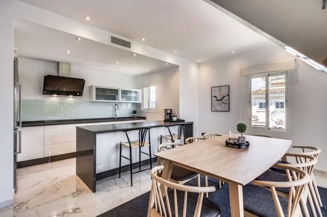 3 soveværelse Penthouse til salg i Puerto Banus, Marbella med swimmingpool garage - € 1.595.000 (Ref: 8913320)