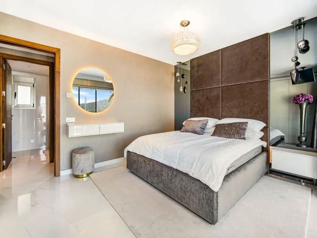 2 soveværelse Penthouse til salg i Puerto Banus, Marbella - € 1.440.000 (Ref: 8981231)