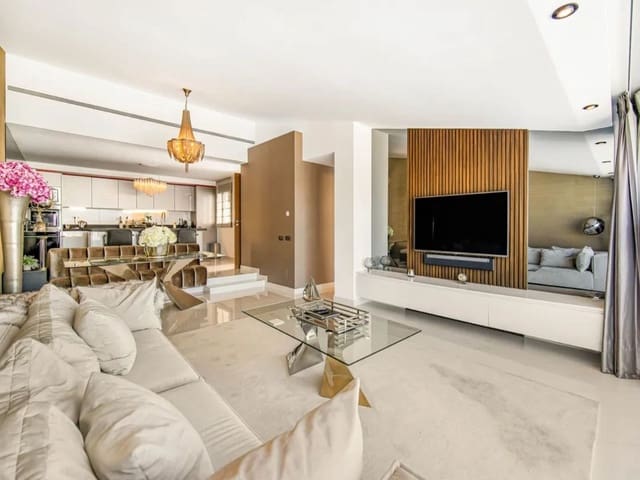 Ático de 2 habitaciones en Puerto Banus, Marbella en venta - 1.440.000 € (Ref: 8981231)