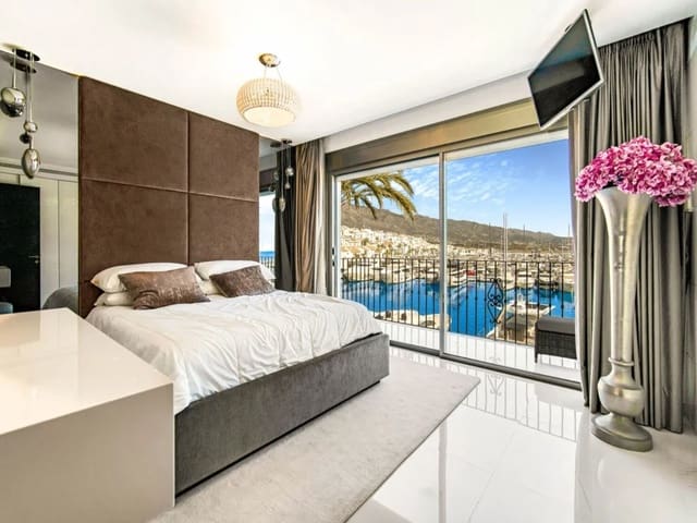 Ático de 2 habitaciones en Puerto Banus, Marbella en venta - 1.440.000 € (Ref: 8981231)