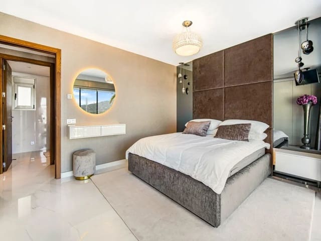 Ático de 2 habitaciones en Puerto Banus, Marbella en venta - 1.440.000 € (Ref: 8981231)