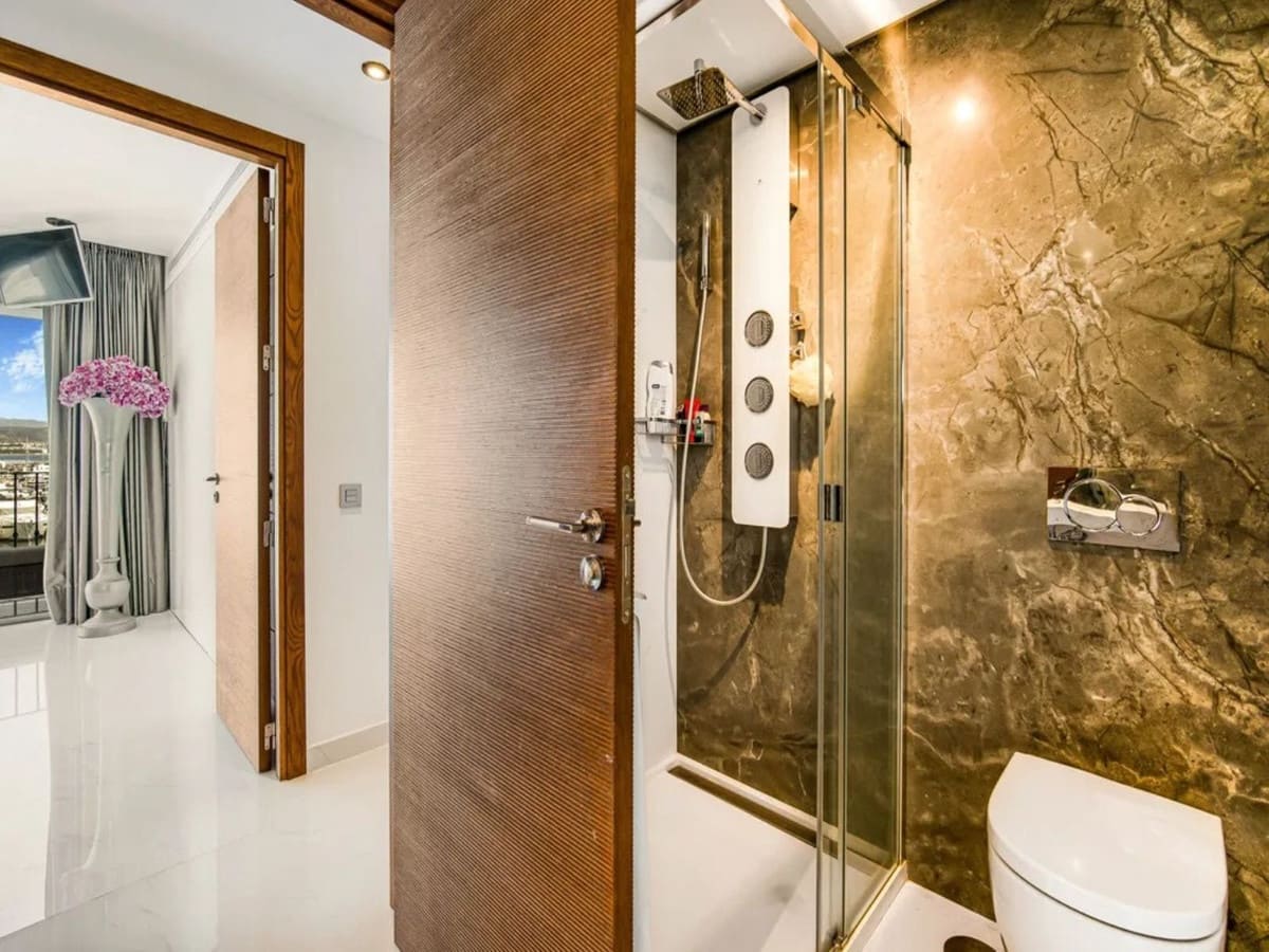 2 bedroom Penthouse for sale in Puerto Banus - € 1,440,000 (Ref: 8981231)