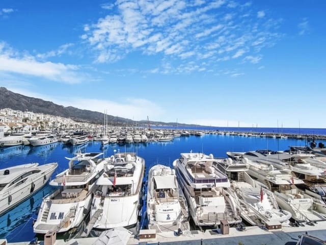 2 soveværelse Penthouse til salg i Puerto Banus, Marbella - € 1.440.000 (Ref: 8981231)