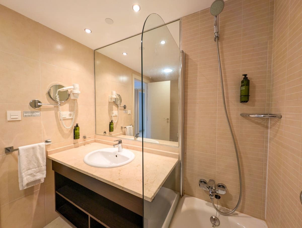 Hotel de 2 habitaciones en Estepona en venta con piscina garaje - 164.000 € (Ref: 8987133)