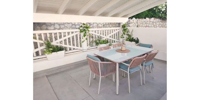 3 soverom Kjedet enebolig til salgs i Bahía Dorada, Estepona med svømmebasseng garasje - € 5 000 (Ref: 9002326)