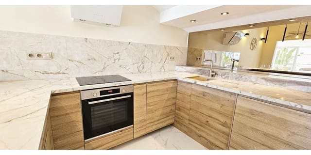 3 soverom Kjedet enebolig til salgs i Bahía Dorada, Estepona med svømmebasseng garasje - € 5 000 (Ref: 9002326)