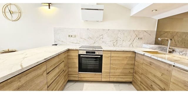 3 soverom Kjedet enebolig til salgs i Bahía Dorada, Estepona med svømmebasseng garasje - € 5 000 (Ref: 9002326)