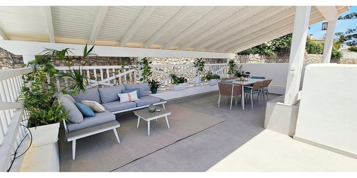   3 soveværelse   ferieSemi-Rækkehus i Bahia Dorada   med   swimmingpool  garage  - € 5.000 (Ref: 9002326)