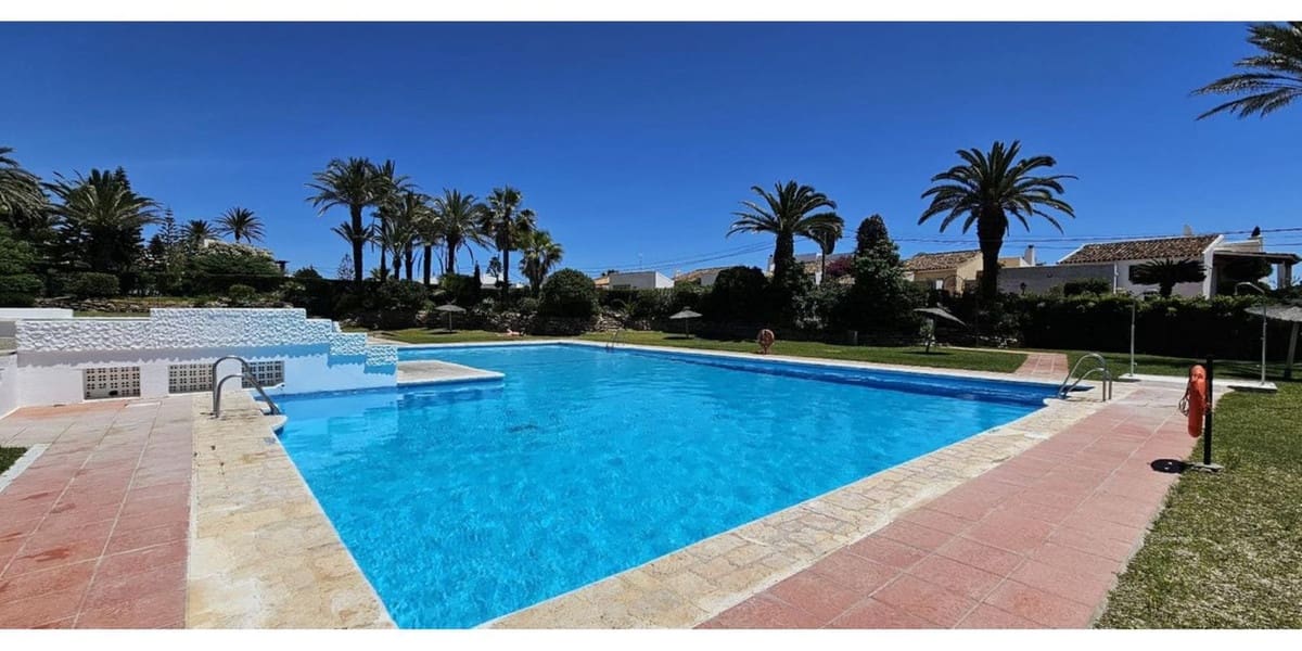   3 soveværelse   ferieSemi-Rækkehus i Bahia Dorada   med   swimmingpool  garage  - € 5.000 (Ref: 9002326)