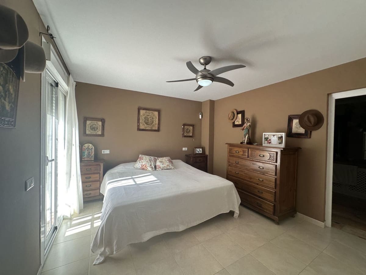 3 bedroom Apartment for sale in Nueva Andalucia with pool garage - € 679,000 (Ref: 9058405)