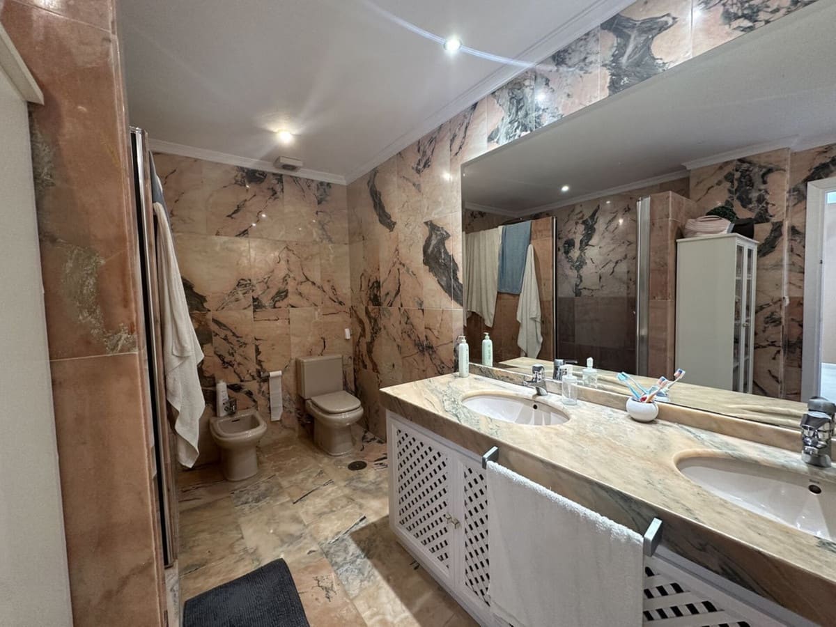 3 sovrum Lägenhet till salu i Nueva Andalucia med pool garage - 679 000 € (Ref: 9058405)