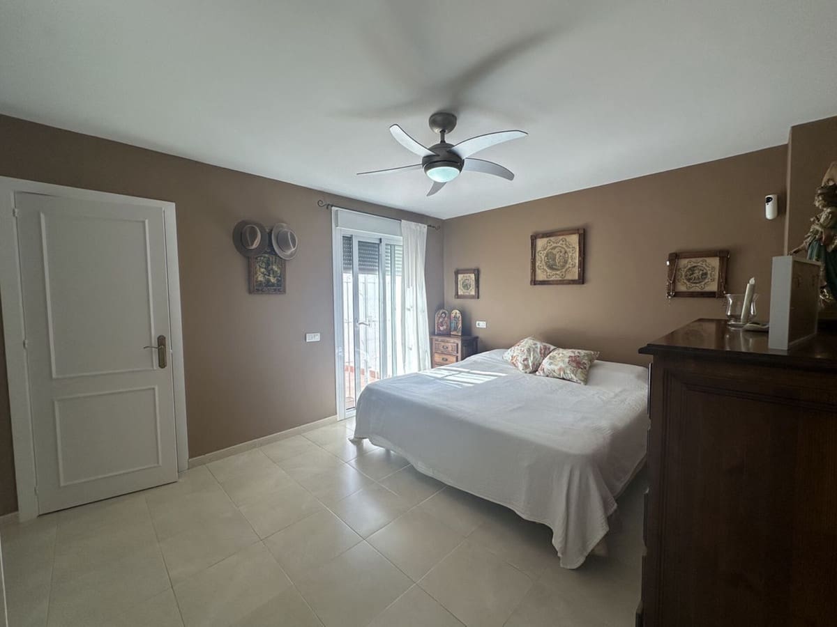 3 bedroom Apartment for sale in Nueva Andalucia with pool garage - € 679,000 (Ref: 9058405)