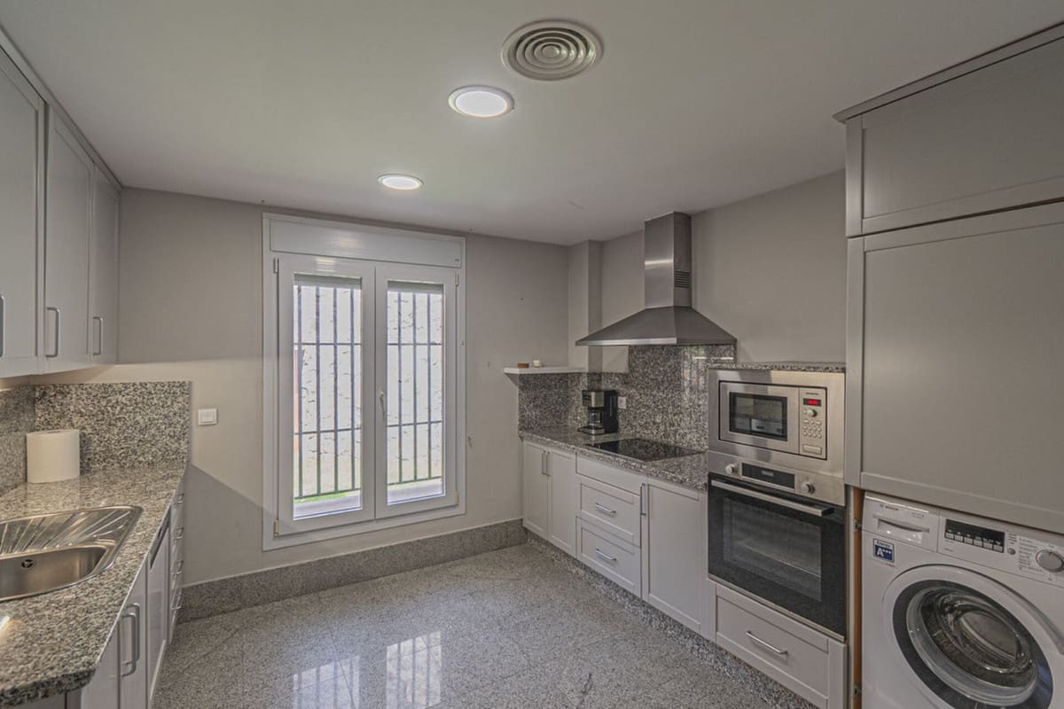 5 soverom Villa til leie i Marbella med svømmebasseng garasje - € 4 900 (Ref: 9072843)