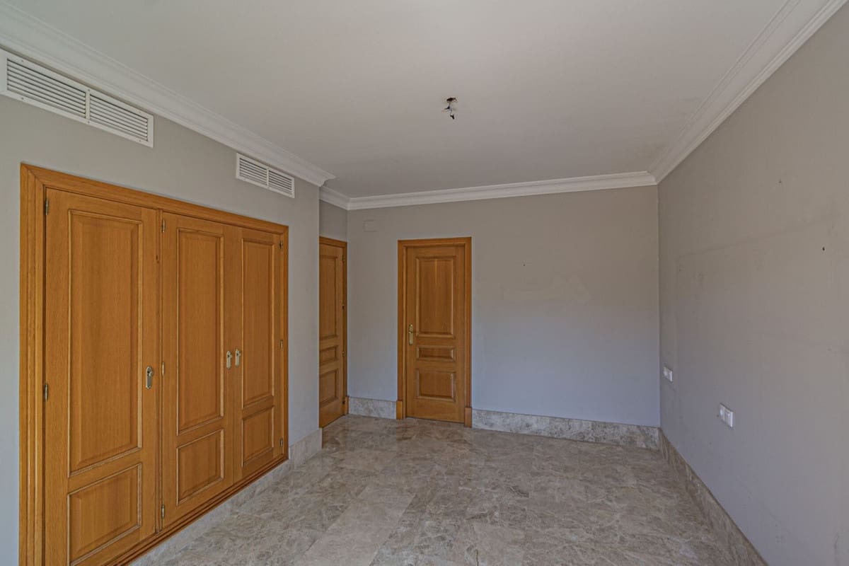 5 soverom Villa til leie i Marbella med svømmebasseng garasje - € 4 900 (Ref: 9072843)