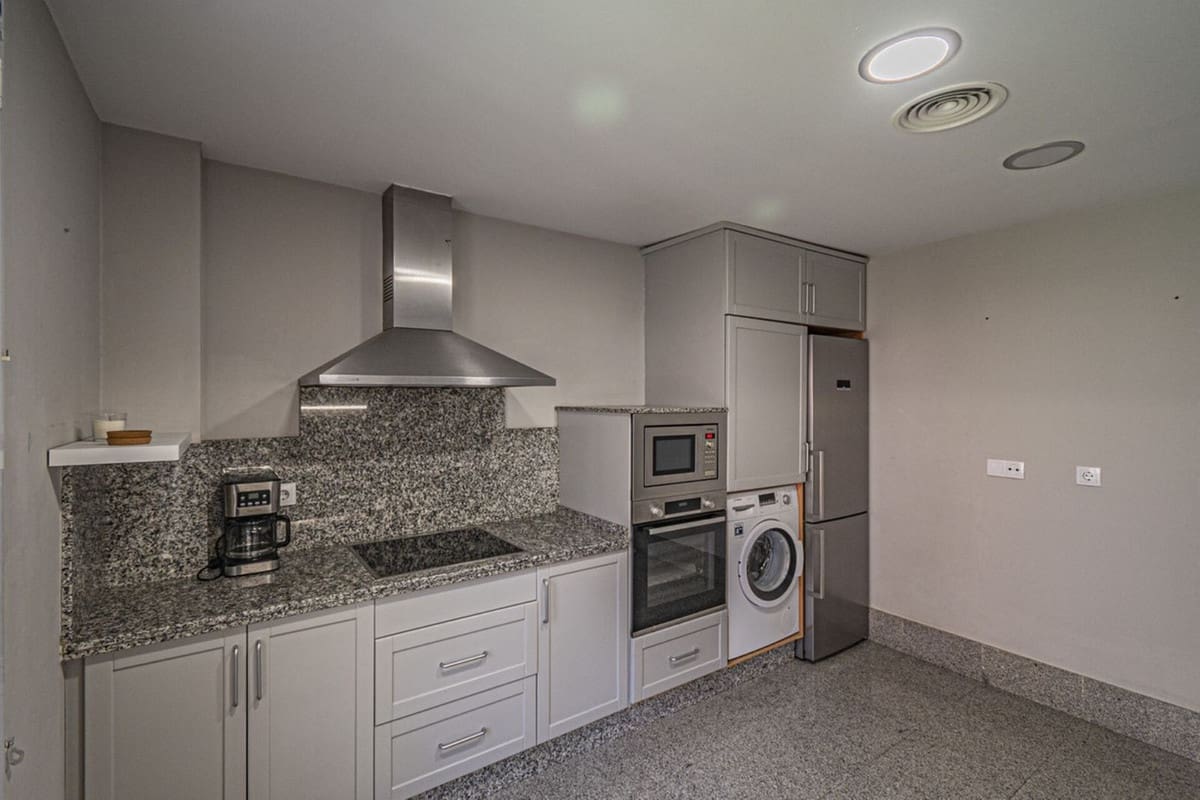 5 soverom Villa til leie i Marbella med svømmebasseng garasje - € 4 900 (Ref: 9072843)