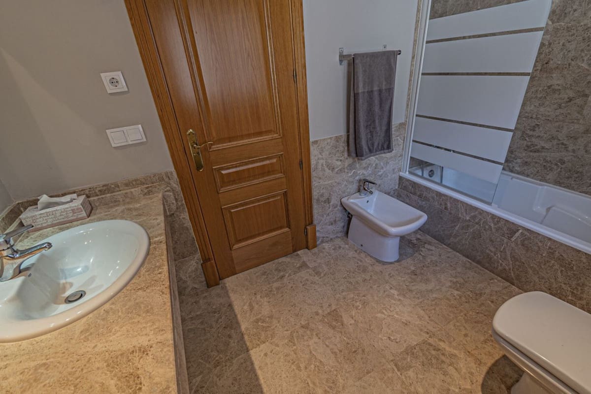 5 soverom Villa til leie i Marbella med svømmebasseng garasje - € 4 900 (Ref: 9072843)