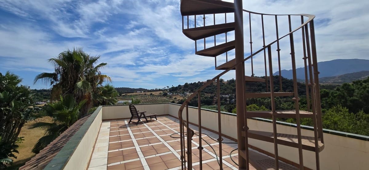 4 quarto Moradia para venda em El Velerin com piscina garagem - 1 150 000 € (Ref: 9137414)