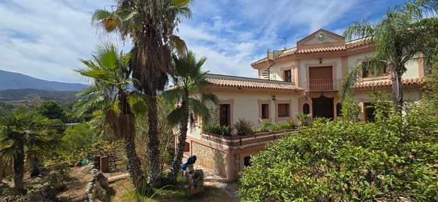 4 bedroom Villa for sale in El Velerín, Estepona with pool garage - € 1,150,000 (Ref: 9137414)