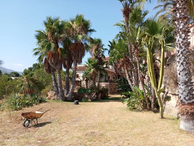 4 bedroom Villa for sale in El Velerín, Estepona with pool garage - € 1,150,000 (Ref: 9137414)