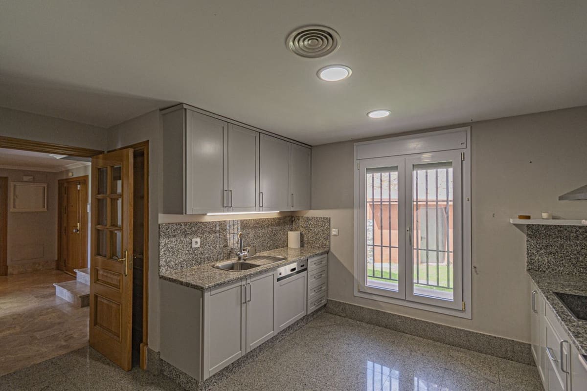 5 makuuhuone Huvila myytävänä paikassa Marbella mukana uima-altaan 
autotalli - 1 690 000 € (Ref: 9144409)