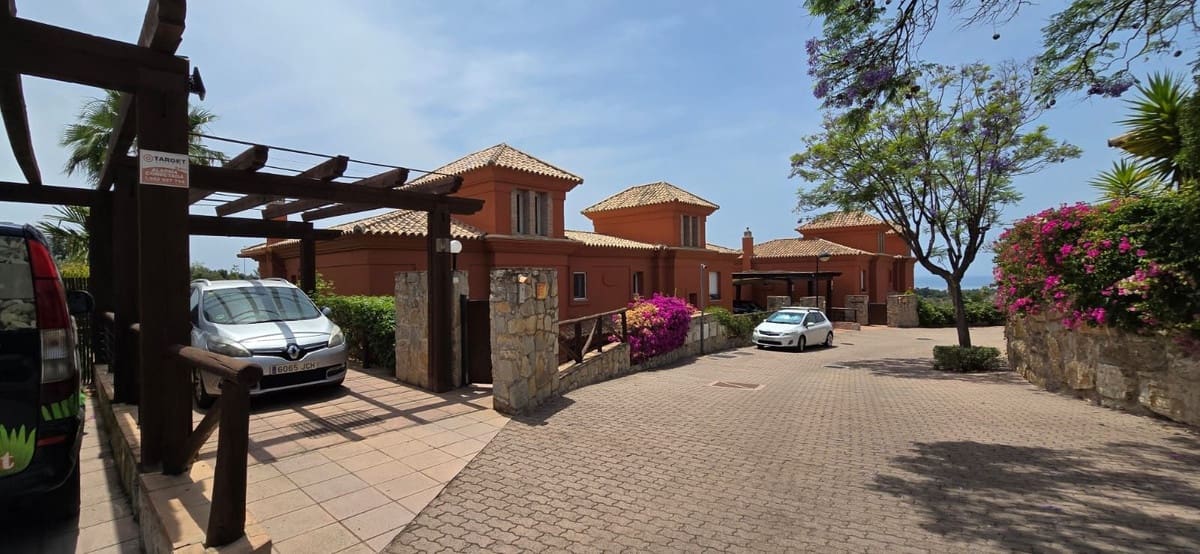 5 makuuhuone Huvila myytävänä paikassa Marbella mukana uima-altaan 
autotalli - 1 690 000 € (Ref: 9144409)