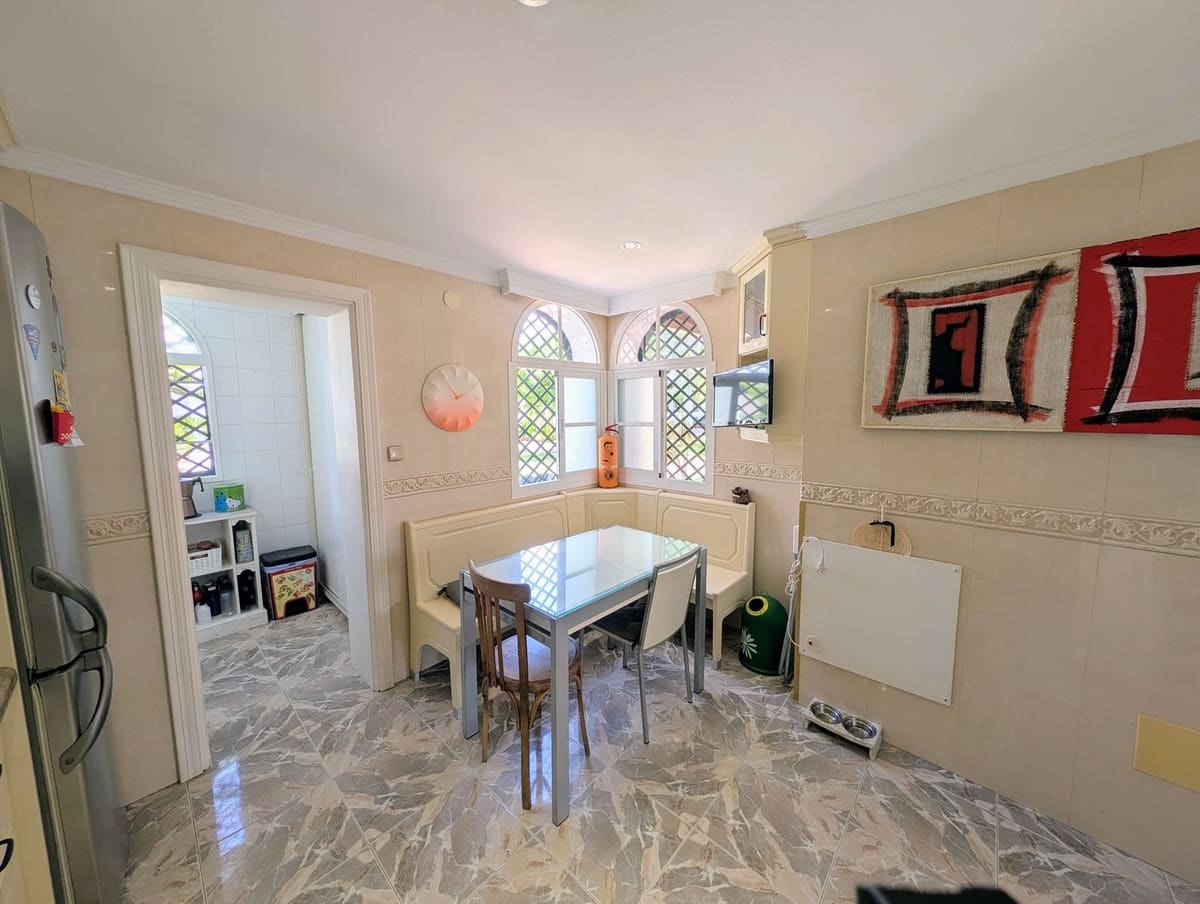 3 sypialnia Dom na sprzedaż w Nueva Andalucia z basenem garażem - 679 000 € (Ref: 9186280)