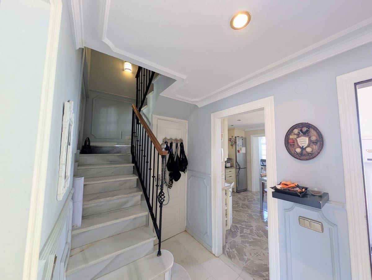 3 sypialnia Dom na sprzedaż w Nueva Andalucia z basenem garażem - 679 000 € (Ref: 9186280)