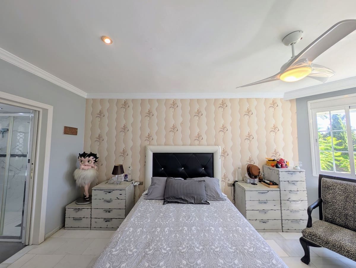 3 sypialnia Dom na sprzedaż w Nueva Andalucia z basenem garażem - 679 000 € (Ref: 9186280)