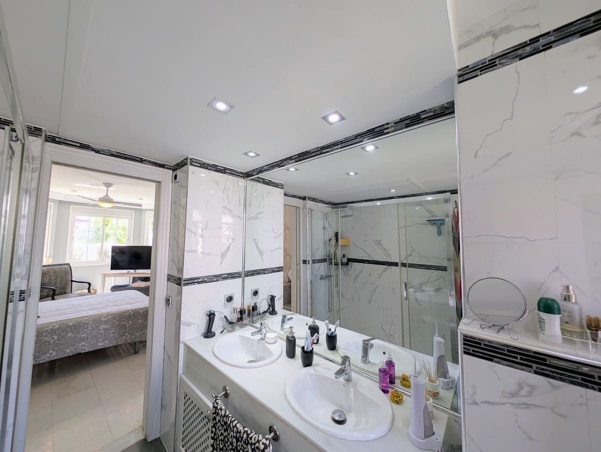 3 sypialnia Dom na sprzedaż w Nueva Andalucia z basenem garażem - 679 000 € (Ref: 9186280)