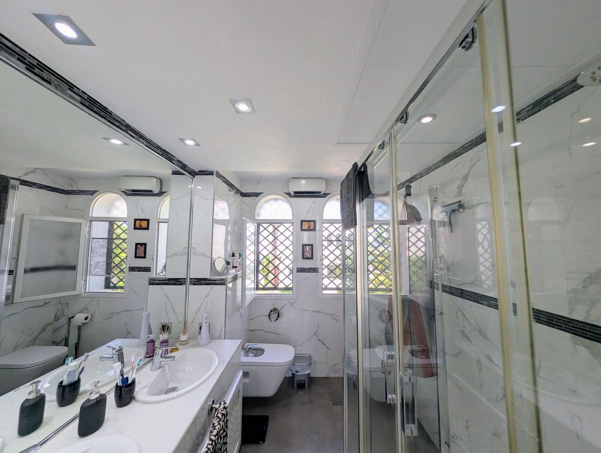 3 sypialnia Dom na sprzedaż w Nueva Andalucia z basenem garażem - 679 000 € (Ref: 9186280)