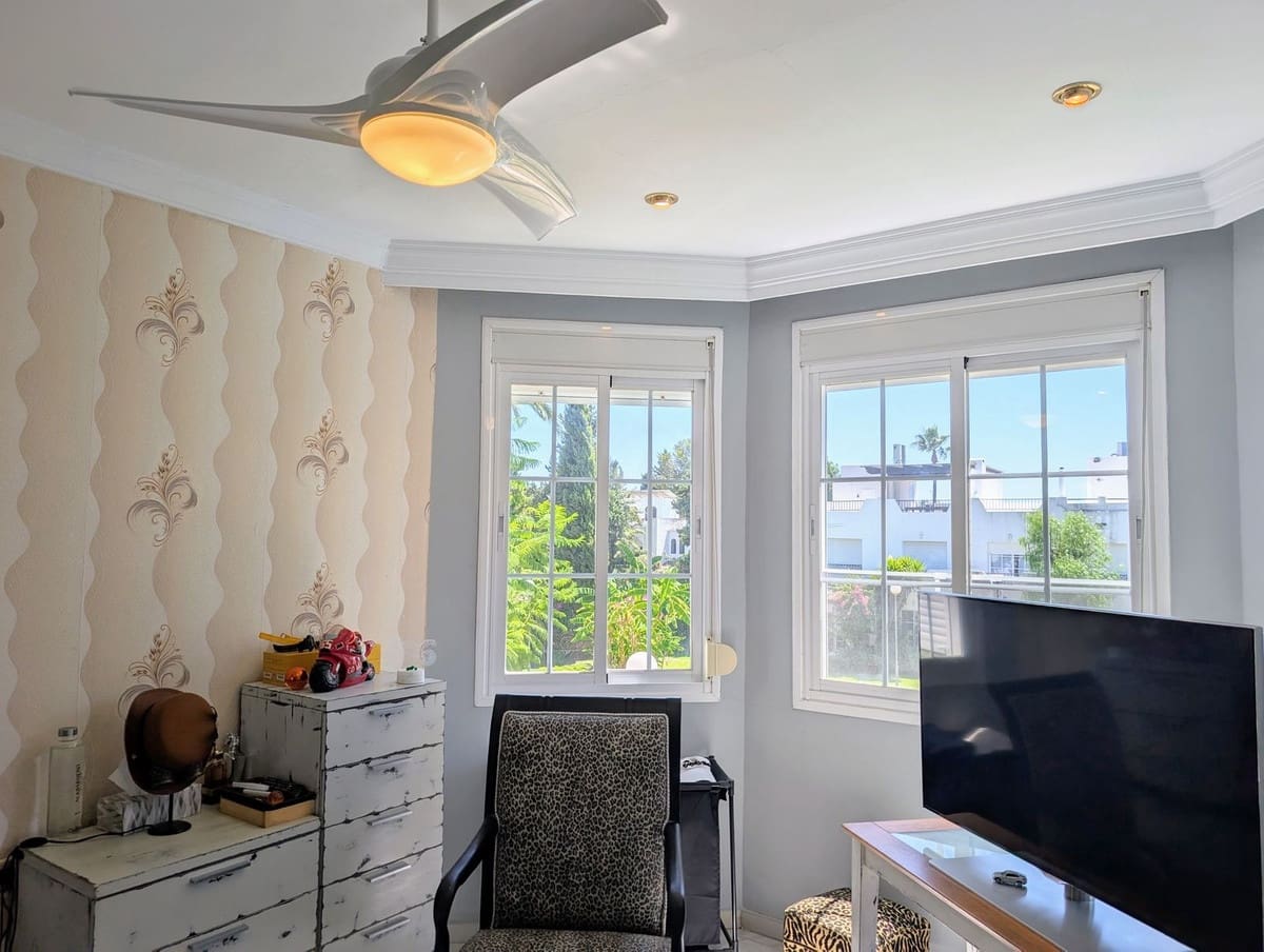 3 sypialnia Dom na sprzedaż w Nueva Andalucia z basenem garażem - 679 000 € (Ref: 9186280)