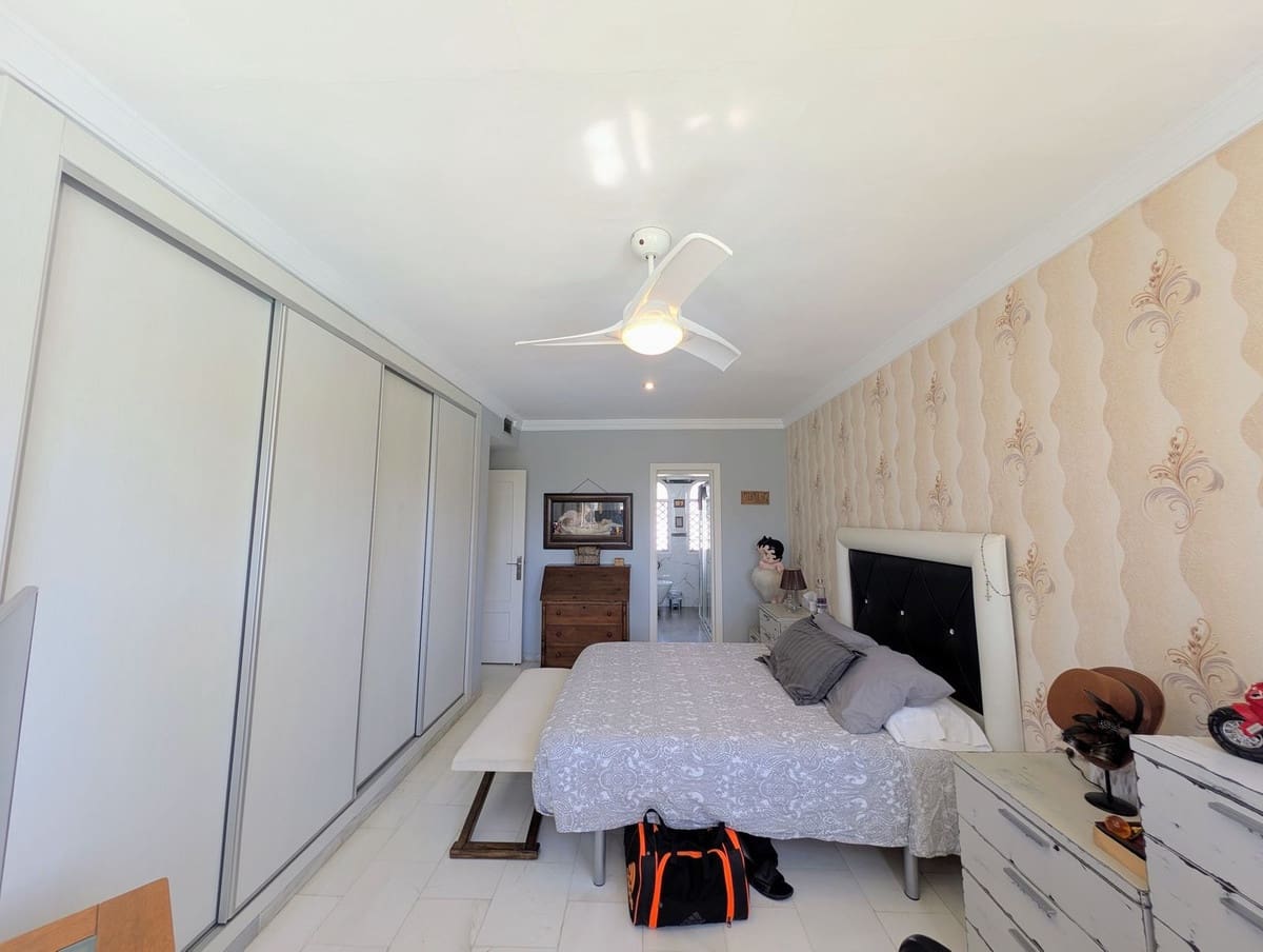 3 sypialnia Dom na sprzedaż w Nueva Andalucia z basenem garażem - 679 000 € (Ref: 9186280)