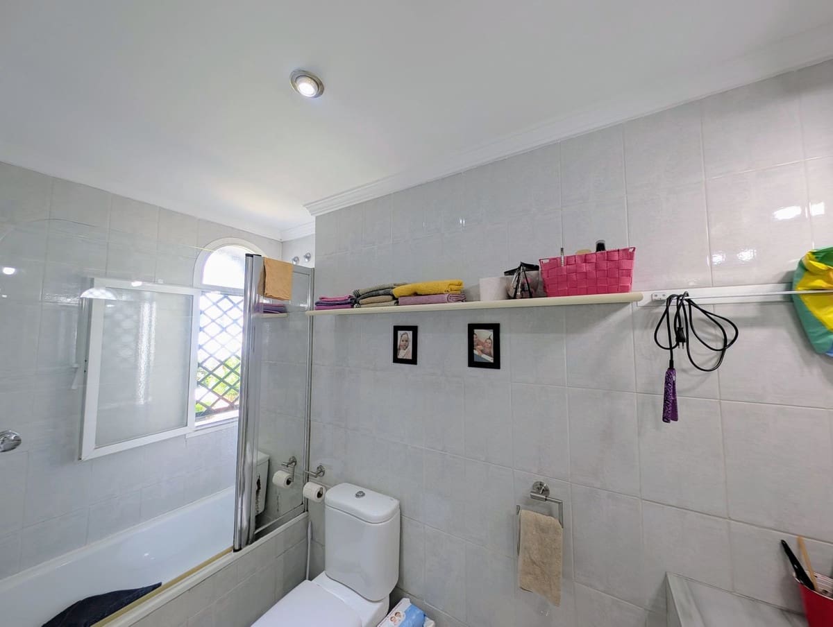 3 sypialnia Dom na sprzedaż w Nueva Andalucia z basenem garażem - 679 000 € (Ref: 9186280)