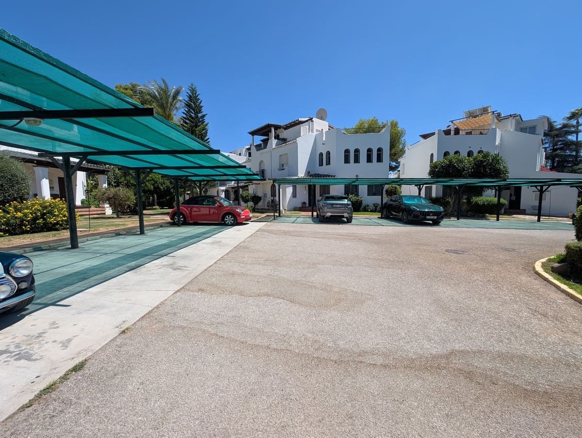 3 sypialnia Dom na sprzedaż w Nueva Andalucia z basenem garażem - 679 000 € (Ref: 9186280)