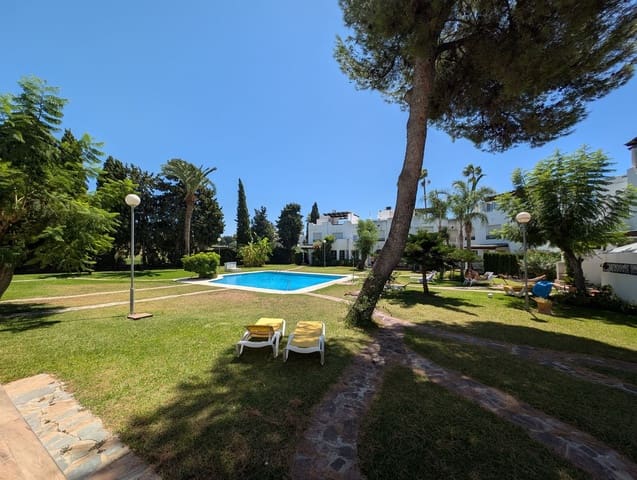 3 makuuhuone Omakotitalo myytävänä paikassa Nueva Andalucia, Marbella mukana uima-altaan 
autotalli - 679 000 € (Ref: 9186280)