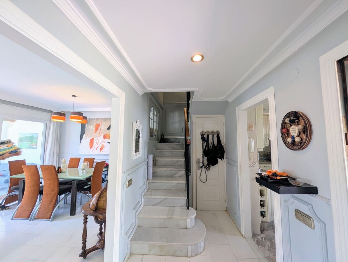 3 soveværelse Byhus til salg i Nueva Andalucia med swimmingpool garage - € 679.000 (Ref: 9186280)