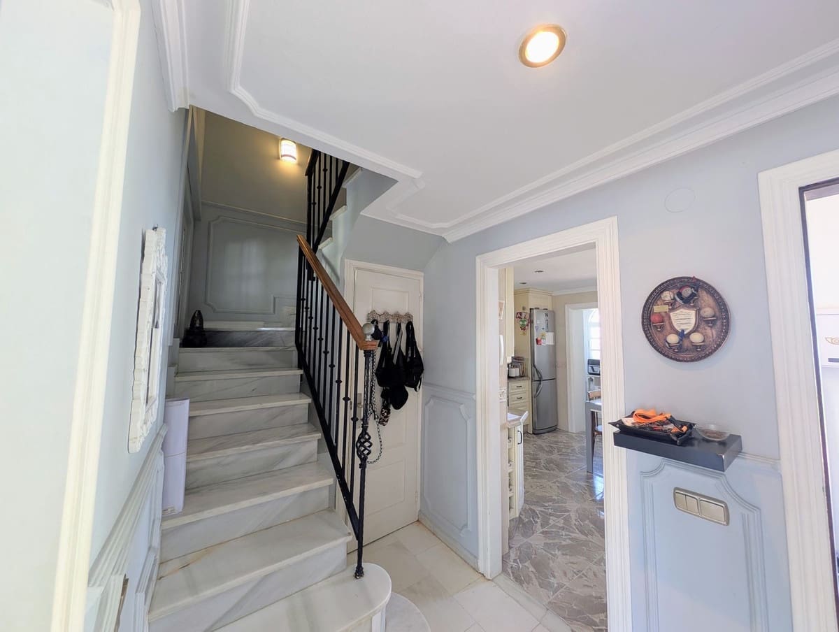 3 soveværelse Byhus til salg i Nueva Andalucia med swimmingpool garage - € 679.000 (Ref: 9186280)