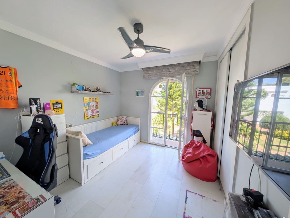 3 soveværelse Byhus til salg i Nueva Andalucia med swimmingpool garage - € 679.000 (Ref: 9186280)