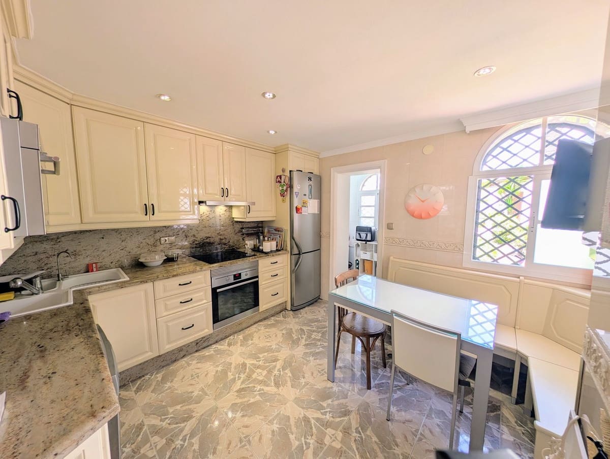 3 soveværelse Byhus til salg i Nueva Andalucia med swimmingpool garage - € 679.000 (Ref: 9186280)